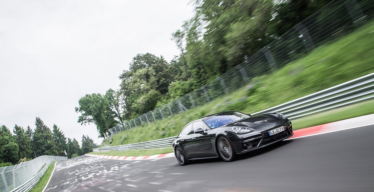 تعرفي على سيارة Porsche Panamera Turbo 2017