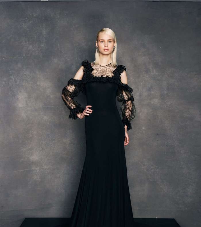 فستان الاسود المنسدل باكمام الكشاكش من الدانتيل وقصة الـ Off Shoulders مع الدانتيل على الصدر من نعيم خان