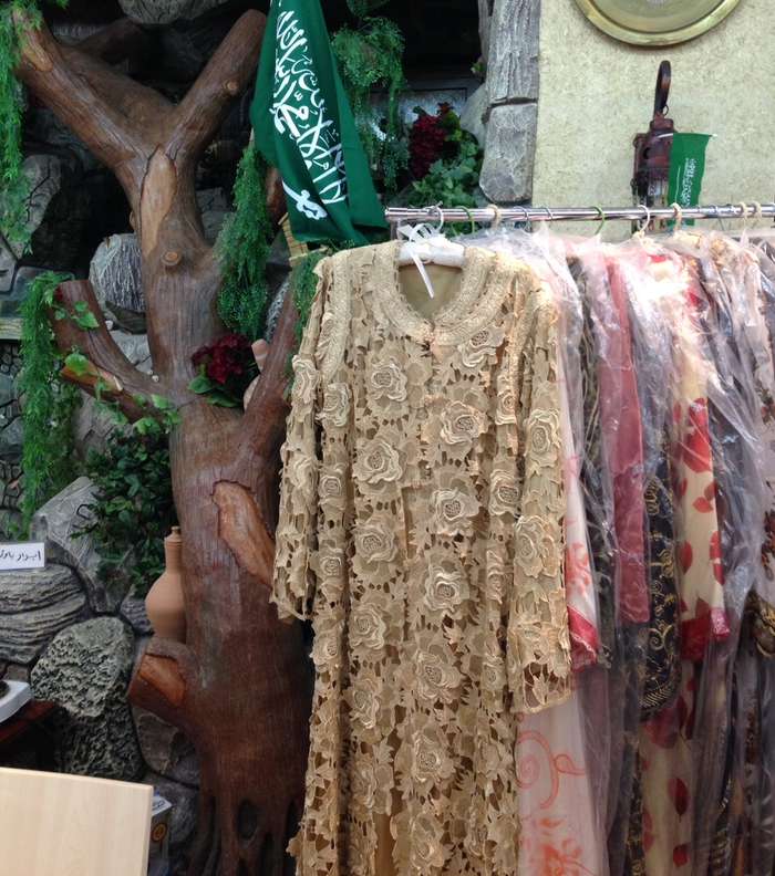 مشاركة المصممة السعودية أبرار وزيرة في بازار دانة البساتين