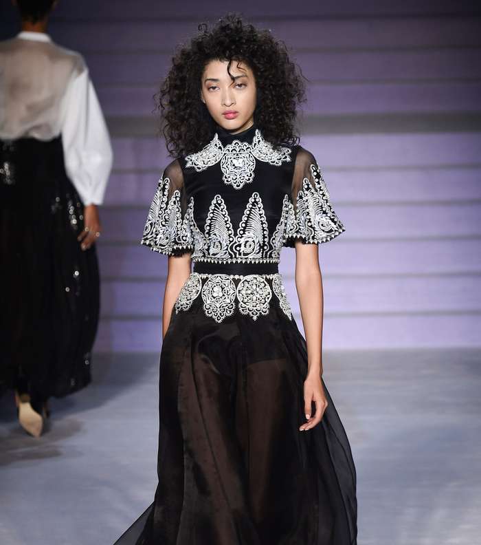 فستان التول المطرز بقصة التنورة متوسطة الطول من تمبرلي لندن لشتاء 2018