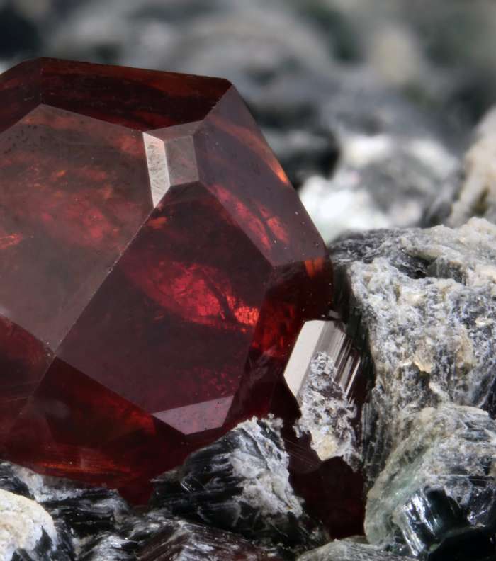 اخترنا لك لشهر يناير: مجوهرات فاخرة بحجرالعقيق أو الـ Garnet