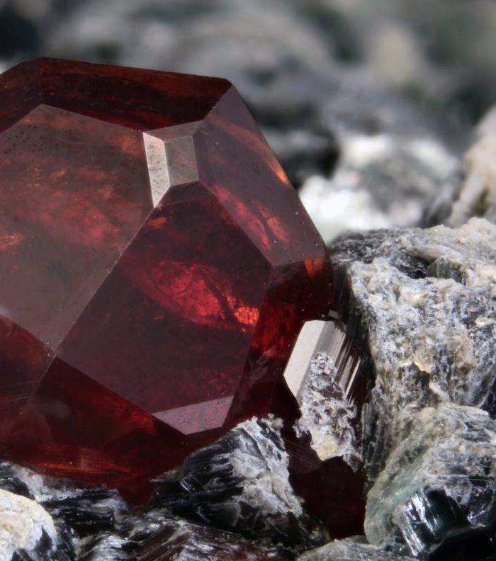 اخترنا لك لشهر يناير: مجوهرات فاخرة بحجرالعقيق أو الـ Garnet
