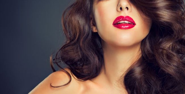 3 أخطاء مع مستحضرات المكياج تفسد الجمال