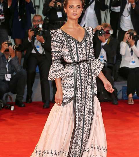 Alicia Vikander بفستان من لويس فويتون في مهرجان البندقية السينمائي