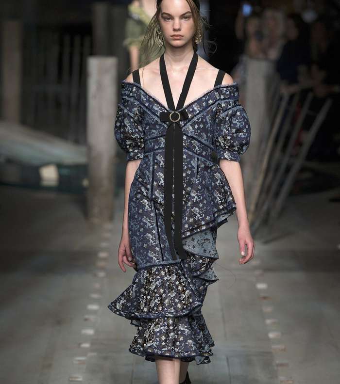 موضة الفستان مع العقدة Bow على الياقة من Erdem لصيف 2017