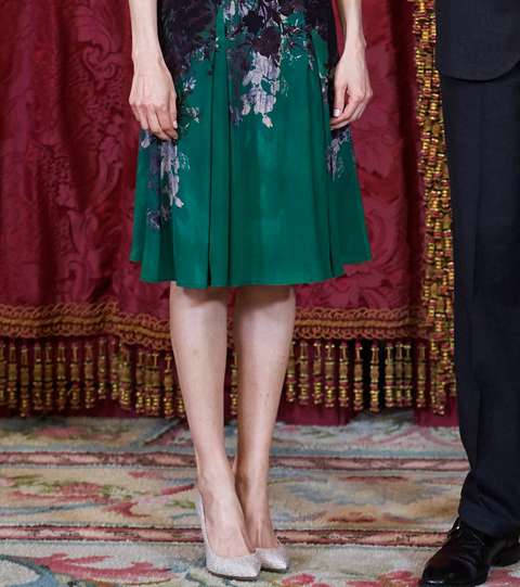 من اجدد اطلالات الملكة ليتيسيا اطلالتها بفستان مطبع ومثني