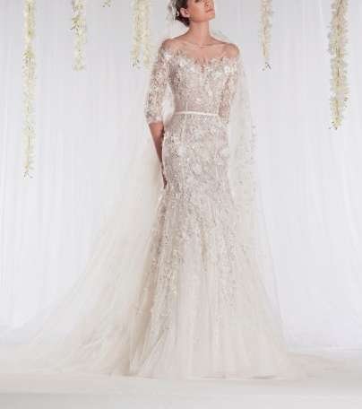 ظهور خجول وأنيق للتنورة الضيّقة من الأعلى في المجموعة