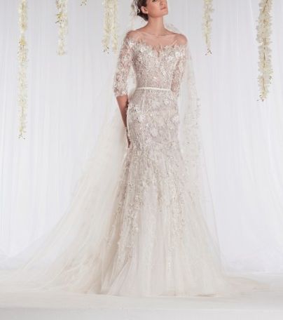 ظهور خجول وأنيق للتنورة الضيّقة من الأعلى في المجموعة