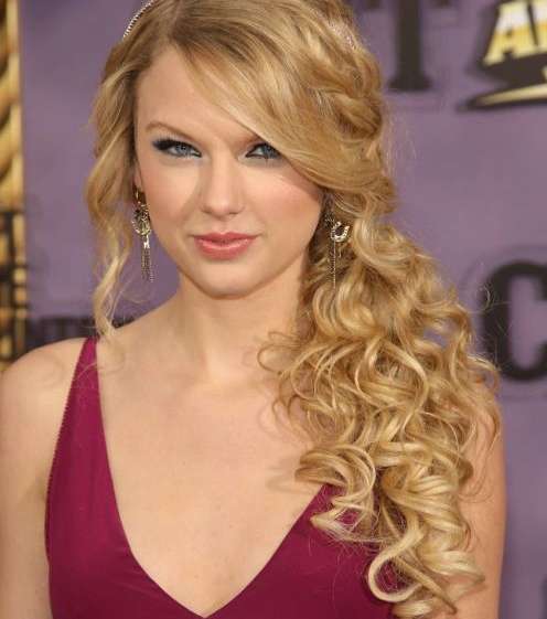 تسريحة الشعر على جنب