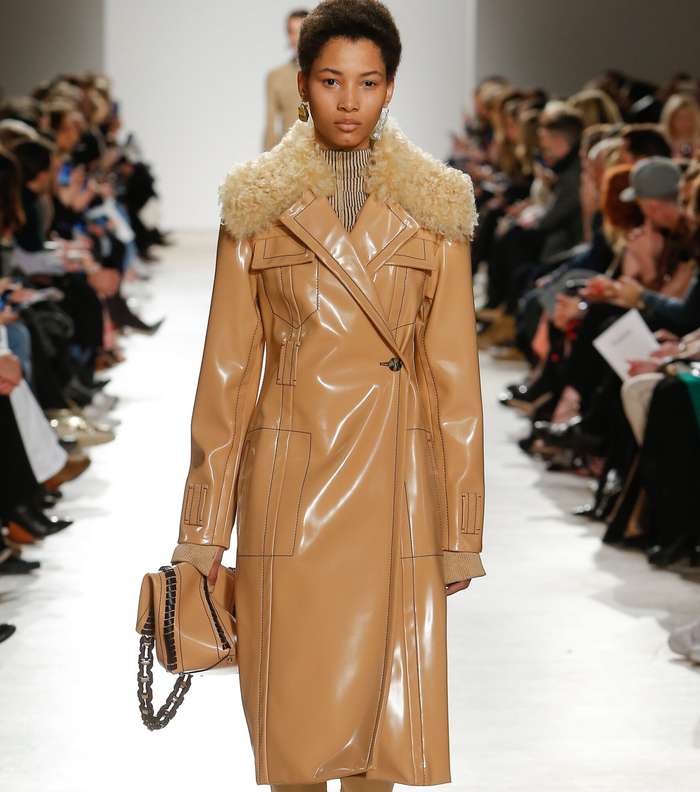 موضة المعاطف الجلدية اللماعة Patent Leather من Proenza Schouler لشتاء 2017