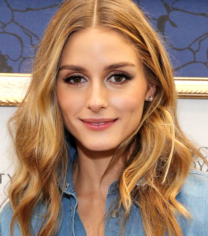 تسريحة Olivia Palermo الويفي مميّزة بالفرق النصفي