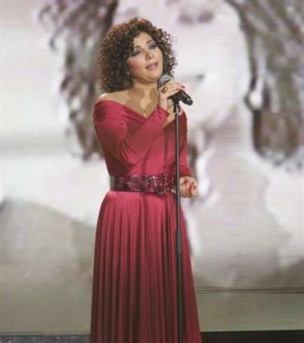 اصالة نصري تعتمد موضة الفستان بقصة الـ off shoulders والتنورة المثنية