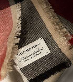 تعرفي على تفاصيل صناعة شالات Burberry