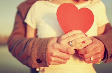 تعلمي كيف تجعلينه يقع في غرامك من النظرة الأولى بحسب برجه!