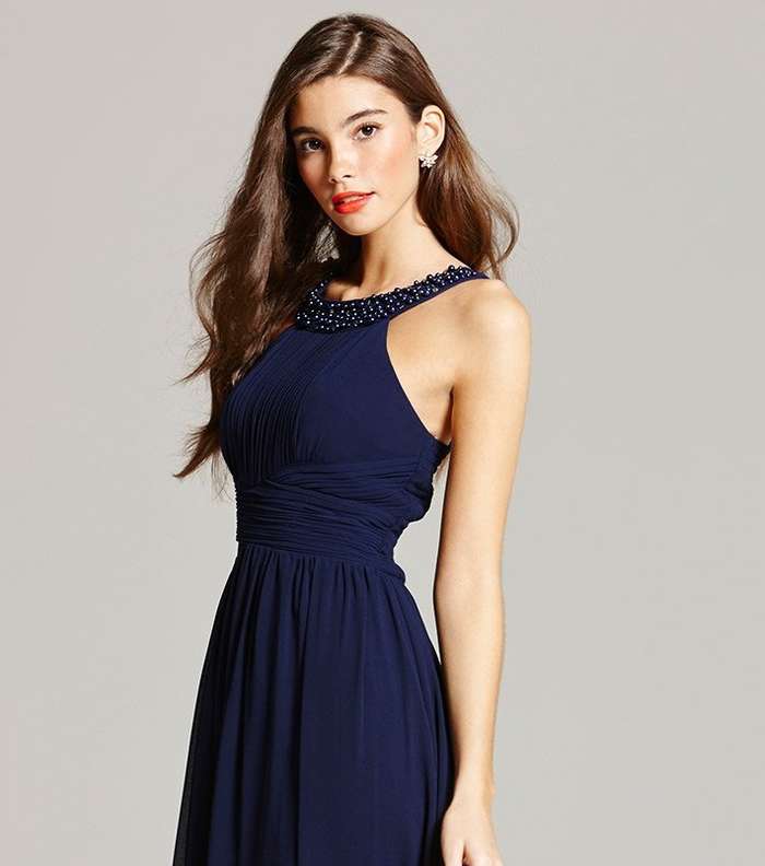 الفستان الماكسي الذي يصل طوله حد الكاحل لطويلات القامة