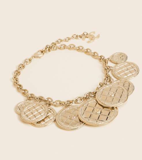 من اجمل المجوهرات التي اخترناها لك هذا الموسم عقد CHANEL المستوحى من قماش الـ Quilt