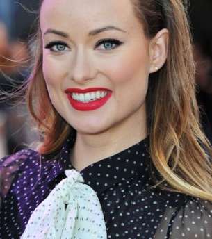 أحمر الشفاه الأحمر...خيار دراماتيكي جريء مع أوليفيا 