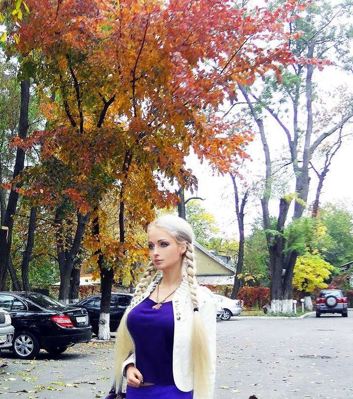 المرأة الباربي Valerie Lukyanova، تعتمد موضة لون الأزرق الكوبالت