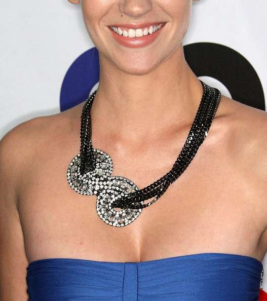 ماكياج عيون السموكي مع الكعكة المرفوعة 