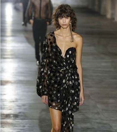 الفستان المطبع بقصة غير مستقيمة وكتف واحد من سان لوران لصيف 2017