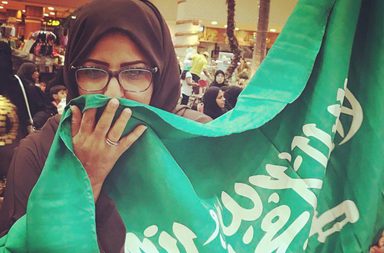 خبيرة ومدربة الإتيكيت أميرة الصايغ تقبل العلم السعودي
