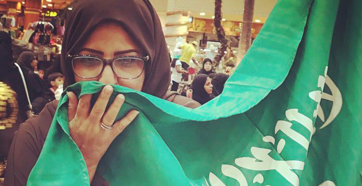خبيرة ومدربة الإتيكيت أميرة الصايغ تقبل العلم السعودي
