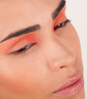 البرتقالي مثالي لإطلالة السمراء في الربيع