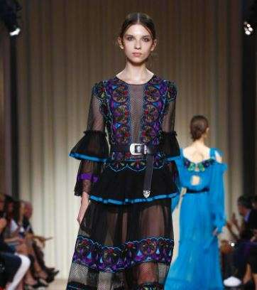 موضة الفستان من التول الشفاف وبطبقات من الكشاكش من البيرتا فيريتي لصيف 2017