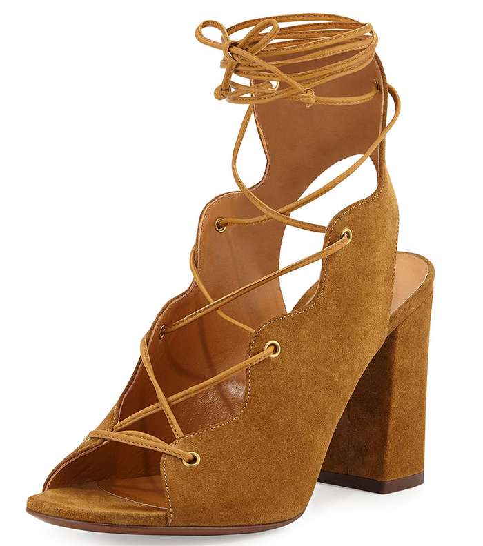 اعتمدي موضة حذاء الشرائط واختاريه بقماش السويدي بكعب الـ Block Heels