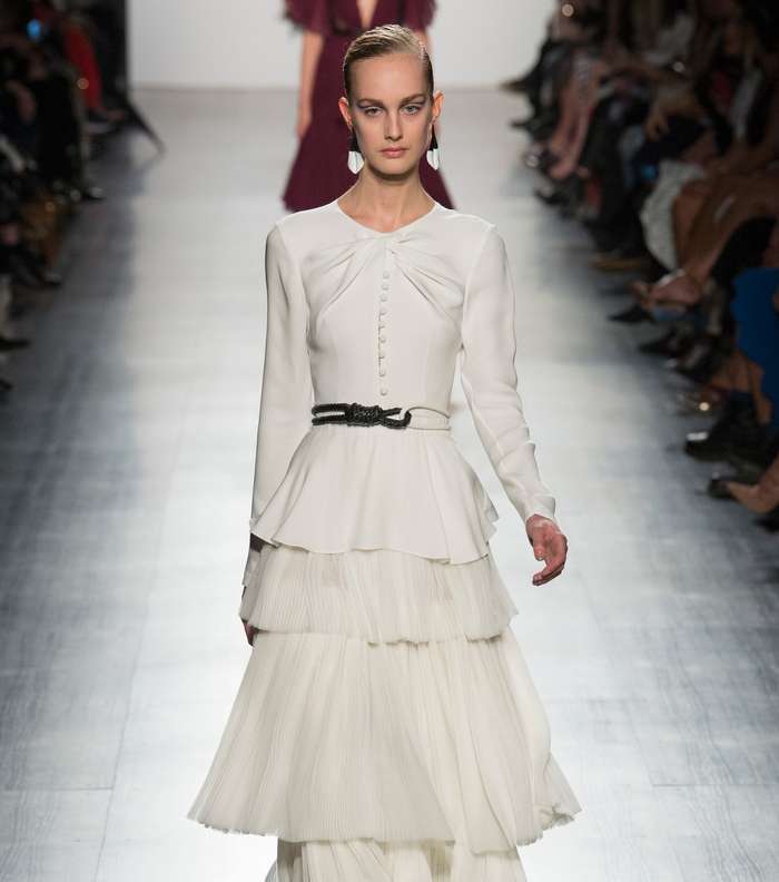 التوب بقصة البيبلوم مع التنورة بطبقات من كشاكش التول من Prabal Gurung لشتاء 2018