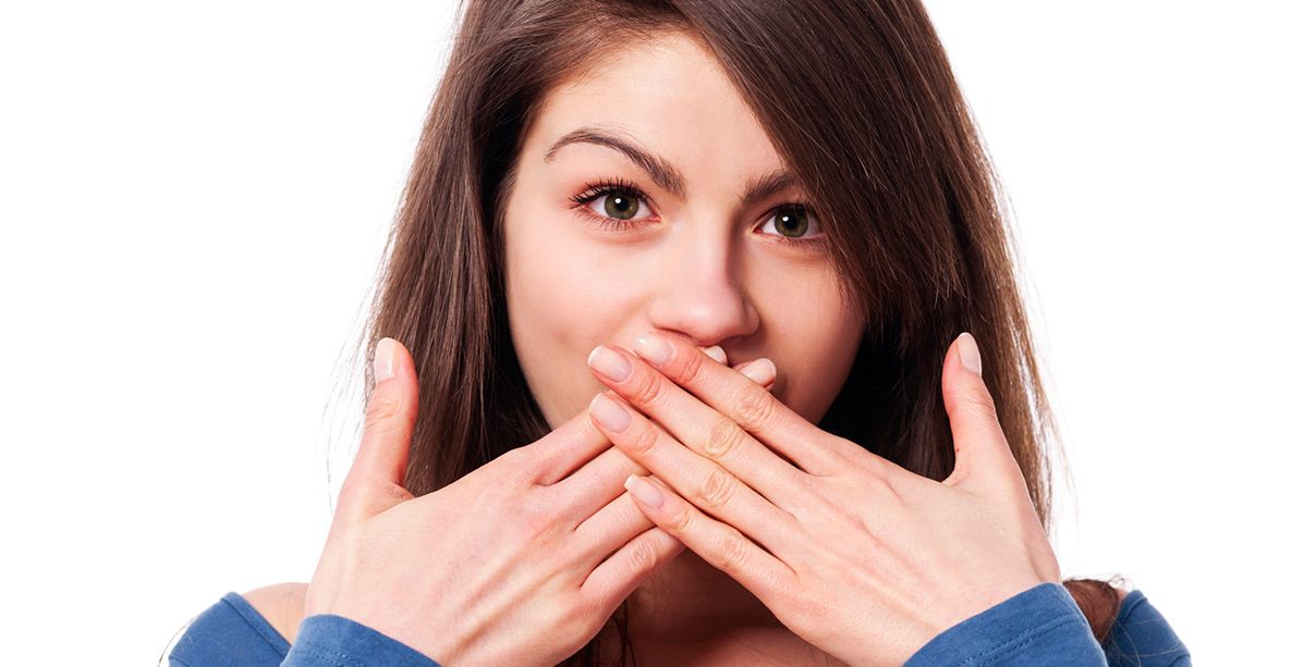 تعرفي على أسباب رائحة الفم الكريهة