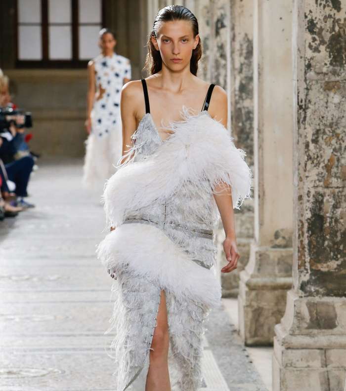 فستان الترتر المزين بالريش من Proenza Schouler لصيف 2018