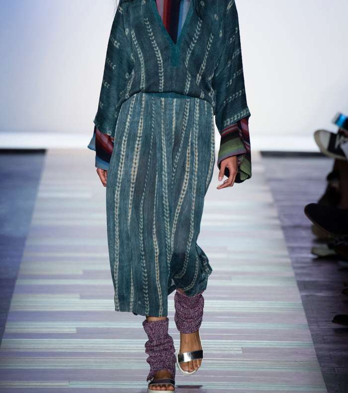 من BCBG اليك موضة مزج النقشات المختلفة من الاقمشة مع بعضها البعض في صيف 2016