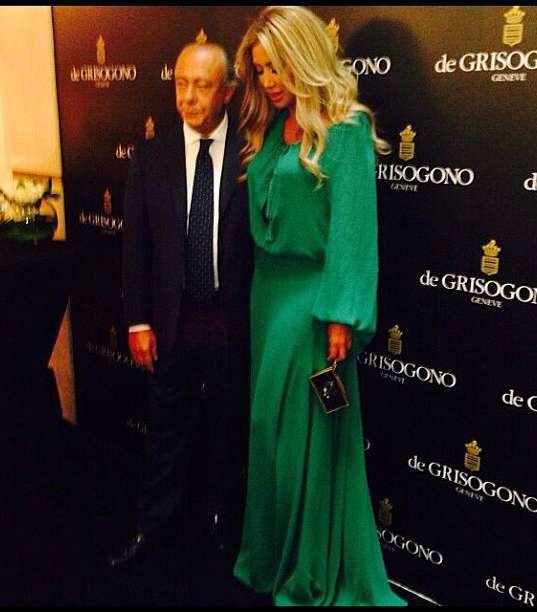 فستان طويل بأكمام طويلة أضاف الكثير من الرقي والأناقة إلى إطلالة مايا.