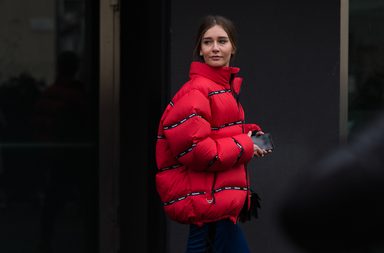 السترة المبطنة المنفوخة من شوارع ميلانو في اليوم الثالث من اسبوع الموضة