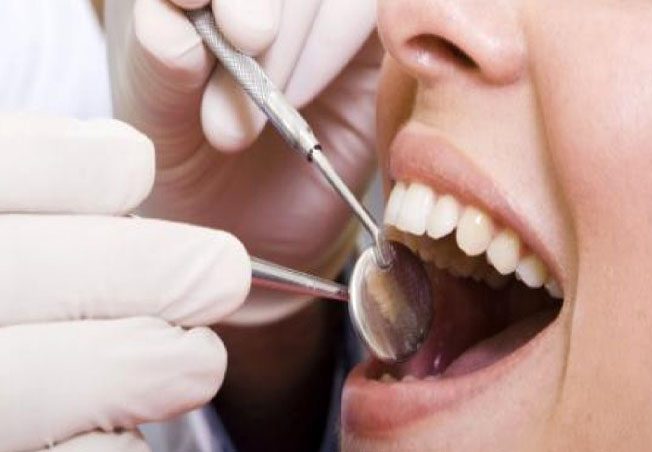 ما علاقة فايروس كورونا بخسارة الأسنان؟