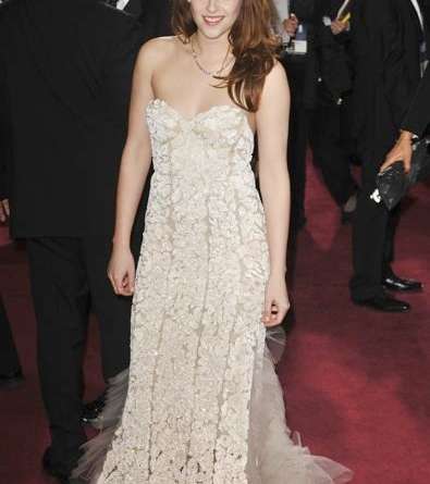 من حفل الأوسكار 2013، إليك إطلالة كريستين ستيوارت بفستان ريم عكرا