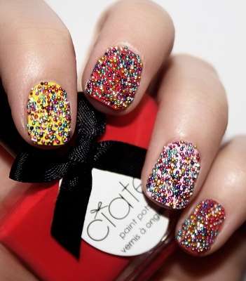 طلاء أظافر بألوان قوس القزح من Ciaté