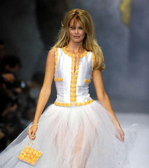 كلوديا شيفير بفستان التول خلال عرض ازياء CHANEL سنة 1994