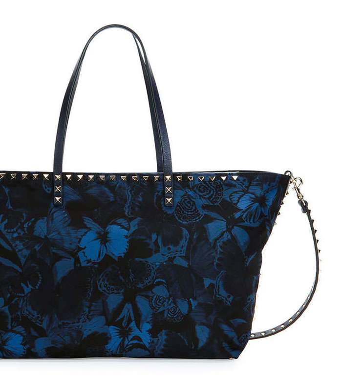 لاطلالة مميزة في شتاء 2015، اختاري حقيبة فالينتينو الـ Tote