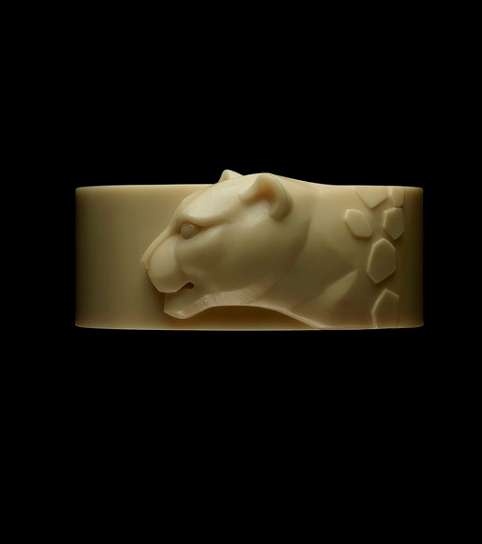 صورة رائعة لمنحوتة النمرة القويّة من Cartier