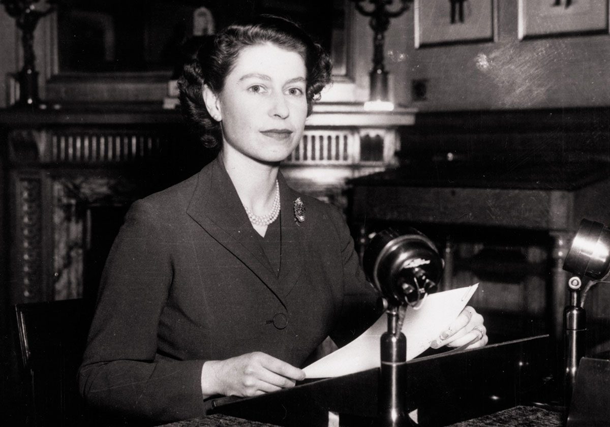 صورة قديمة للملكة إليزابيث خلال أحد خطاباتها