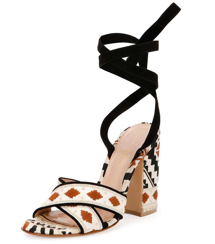 اعتمدي موضة حذاء الشرائط من Gianvito Rossi في صيف 2016 واخناريه بكعب الـ Block Heels