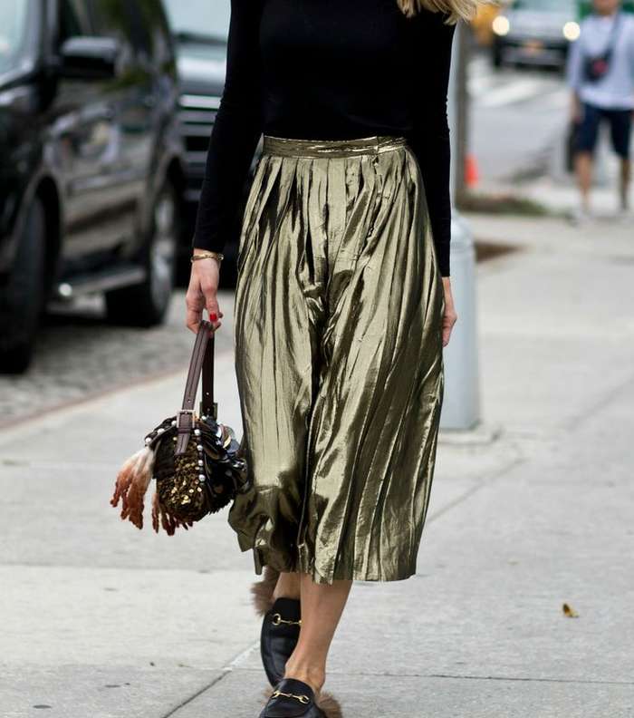 ارتدي السروال الميتاليكي المثني مع الكنزات في شتاء 2017