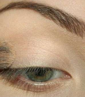 الخطوة الأولى: توحيد لون بشرة حول العينين