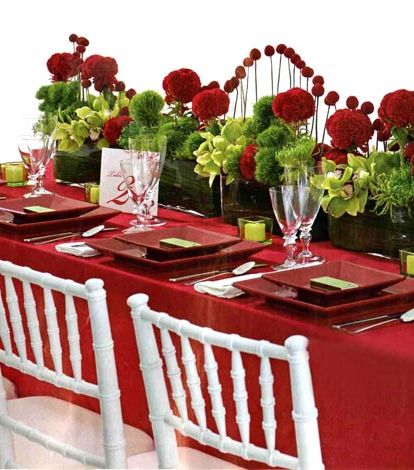 طاولة مزيّنة بالورود الحمراء