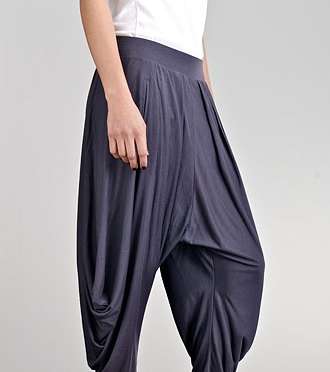 ابتعدي عن السراويل الواسعة ذات الخصر العالي والفضفاضة أي الـ Harem Pants