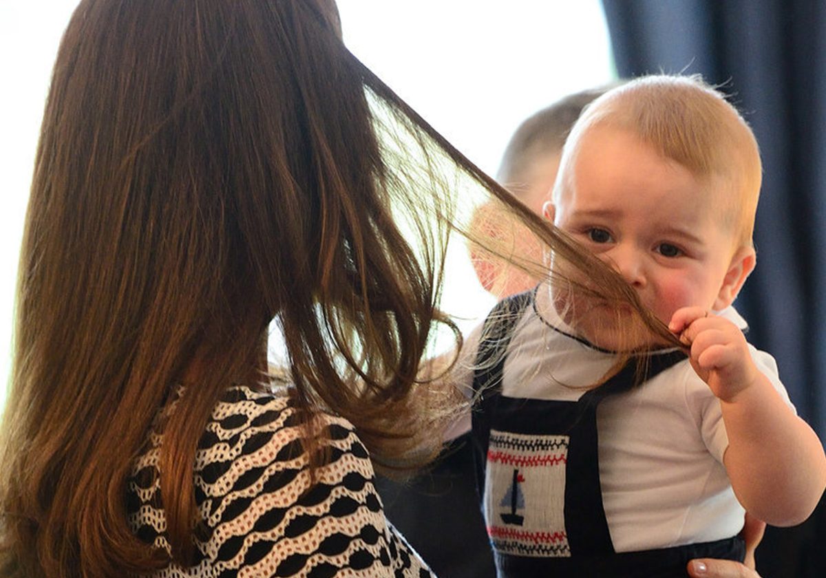 الأمير جورج يشّم رائحة شعر والدته