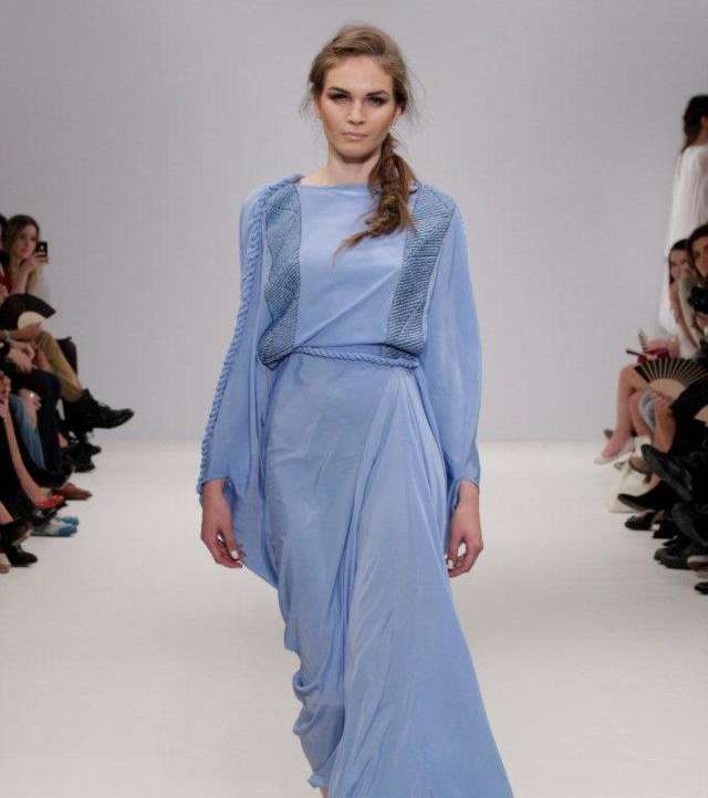 عباءة من الأزرق الفاتح محددة الخصر