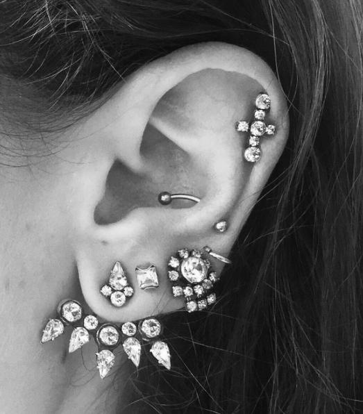 من صيحات المجوهرات الاقراط المتعددة في الاذن الواحدة